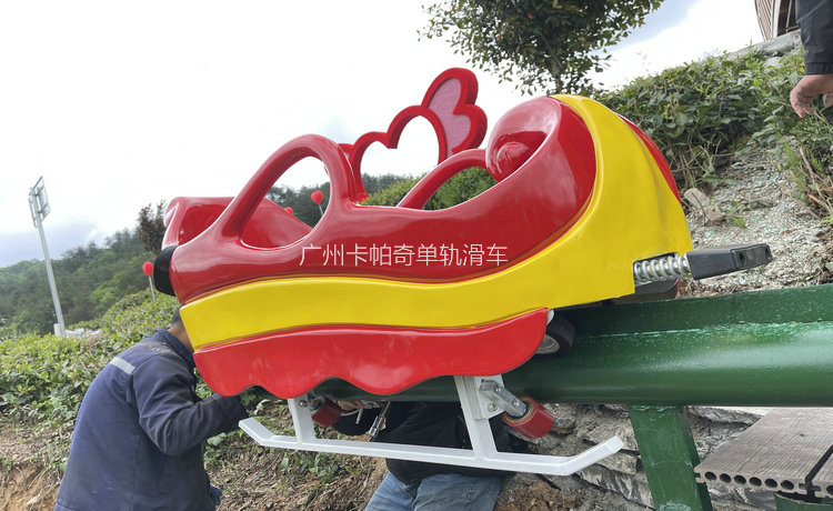單軌滑車-卡帕奇單軌生產(chǎn)廠家-旅游景點(diǎn)單軌滑車