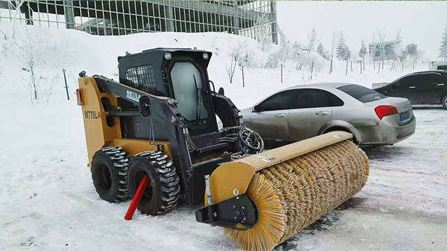 冬季扫雪滚刷图片 徐州屈恩工程机具供应