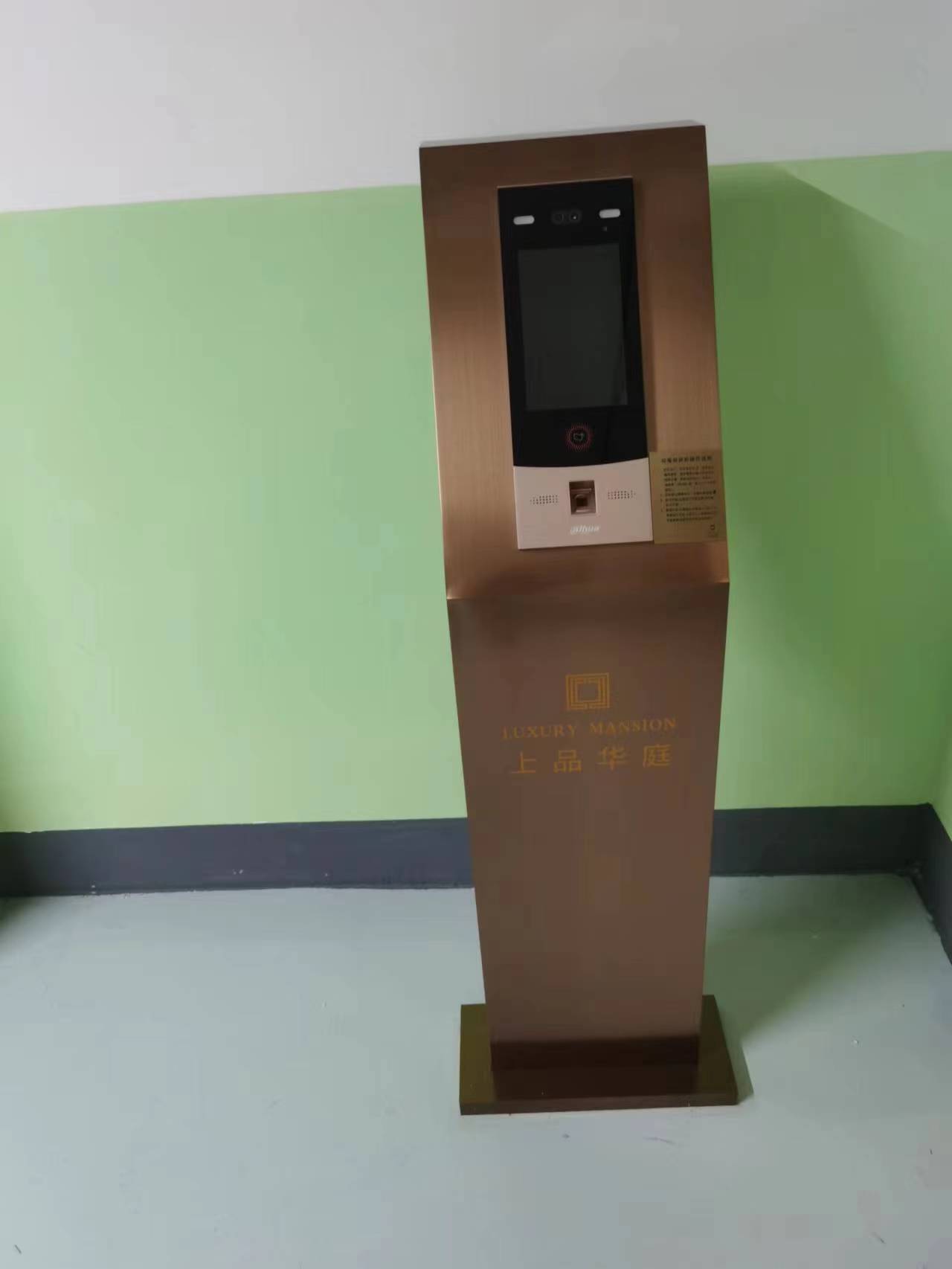 誠智通定制不銹鋼立柱樓宇對講立柱門口機支架