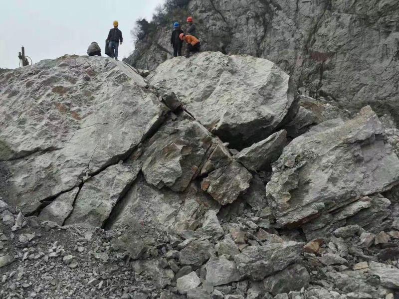 二氧化碳爆破岩石现场