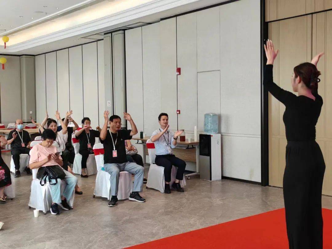 ****火，等你來學丨富力頤安廣州**頤養社區開辦手勢舞學堂，享受快樂晚年