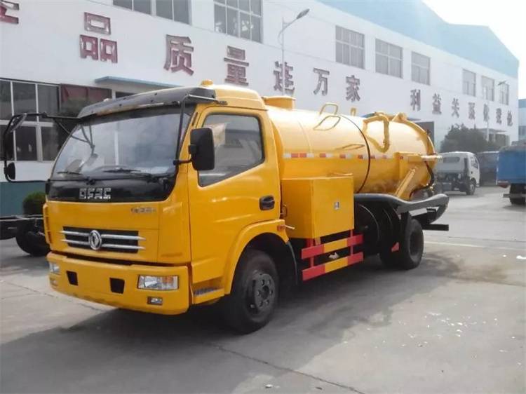 福瑞卡吸污车 3方水箱4方垃圾箱 采用不锈钢材质 壁厚可以达到6MM