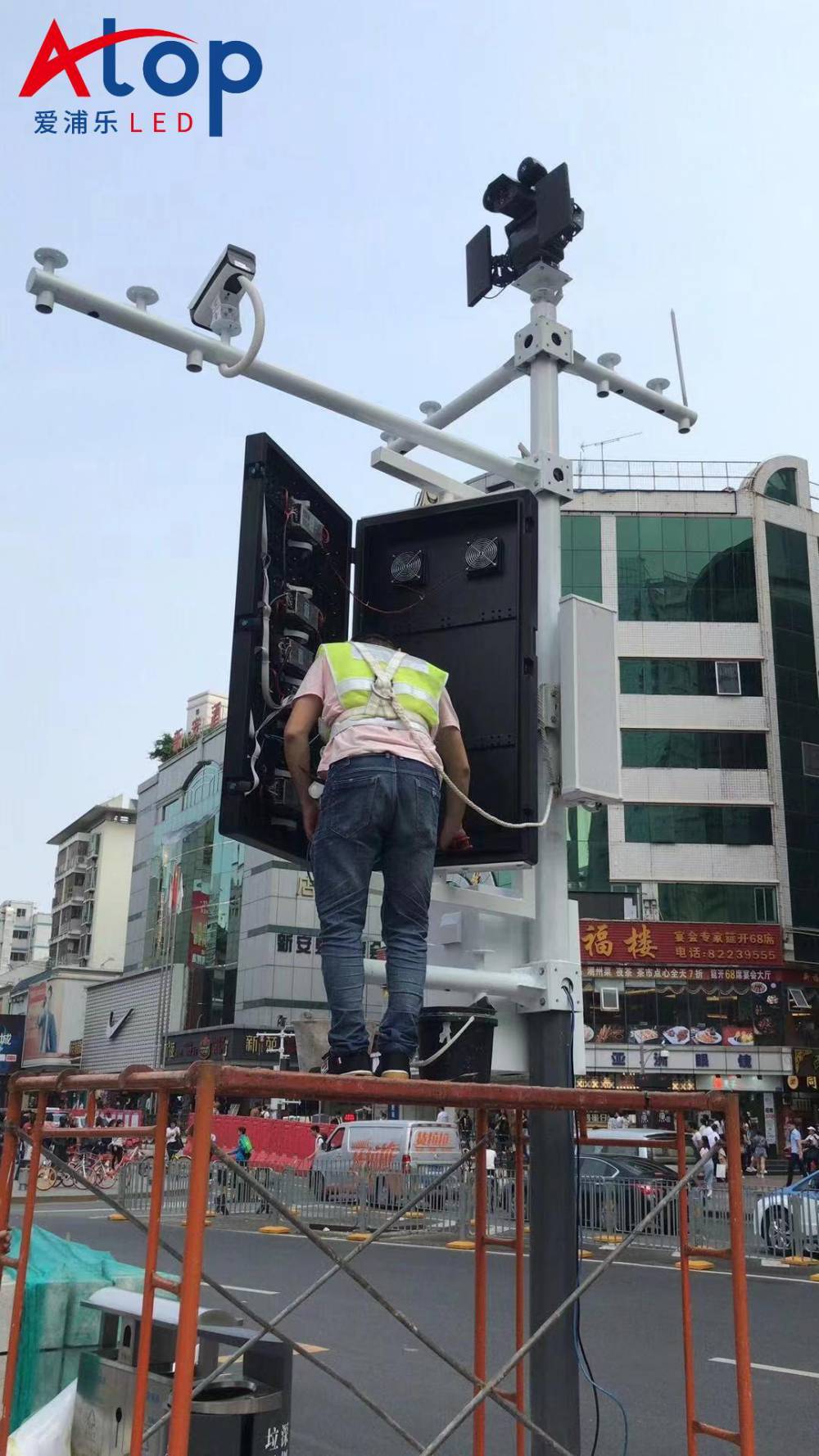 装在路灯杆上的LED电子显示屏防水高亮 可用手机远程全部管理