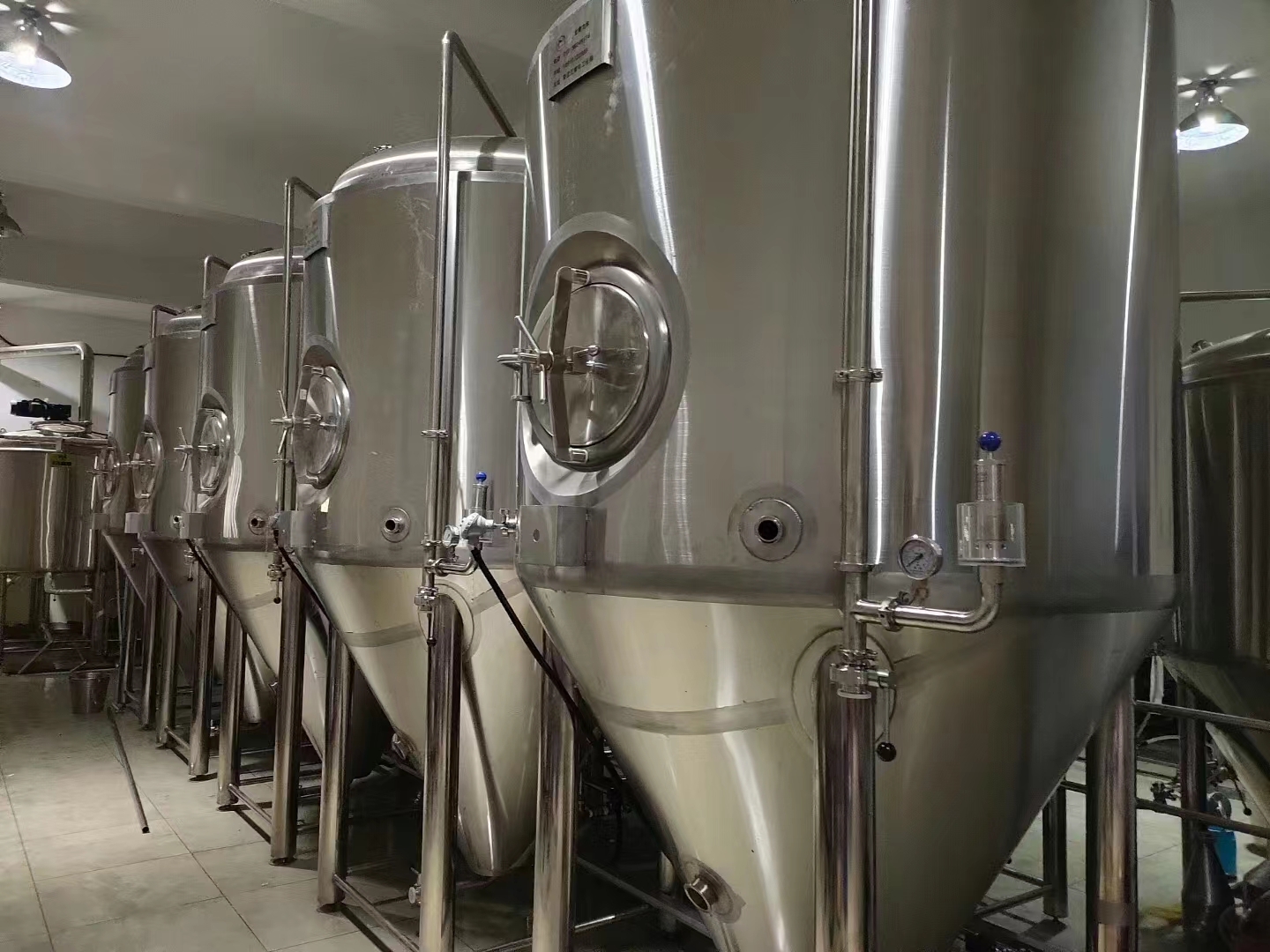 南京啤酒設備定做3噸的精釀啤酒設