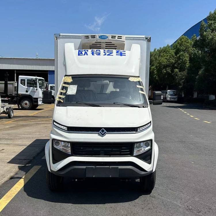 重汽豪沃低溫配送運(yùn)輸車廂式冷凍貨車采用斷橋隔熱工藝