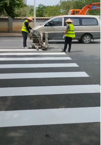 南京道路划线施工队，交通划线施工队，热熔划线队伍，停车场划线实惠低价格