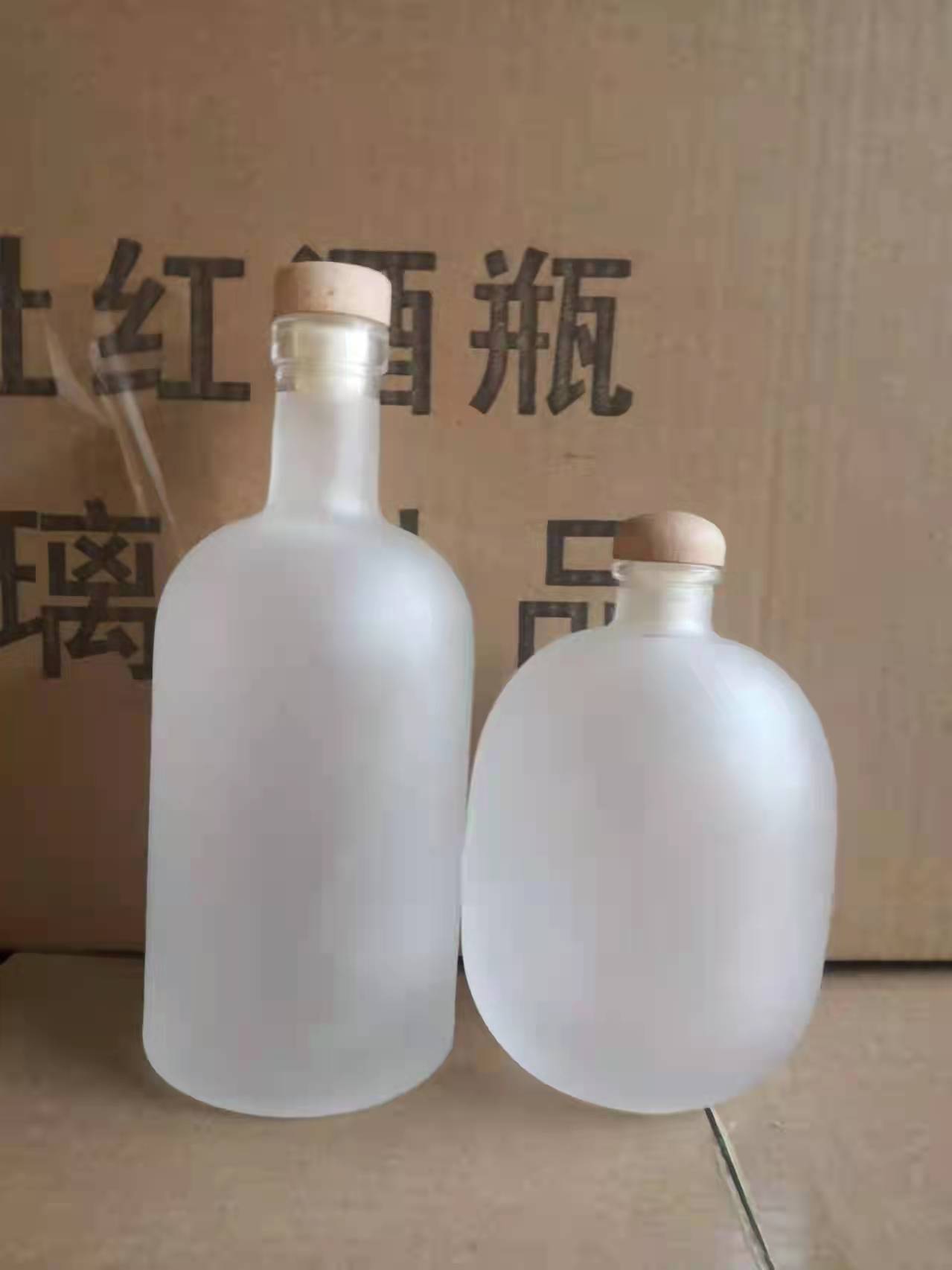 出口玻璃瓶廠家長期供應玻璃葡萄酒瓶加工定制噴涂磨砂玻璃酒瓶