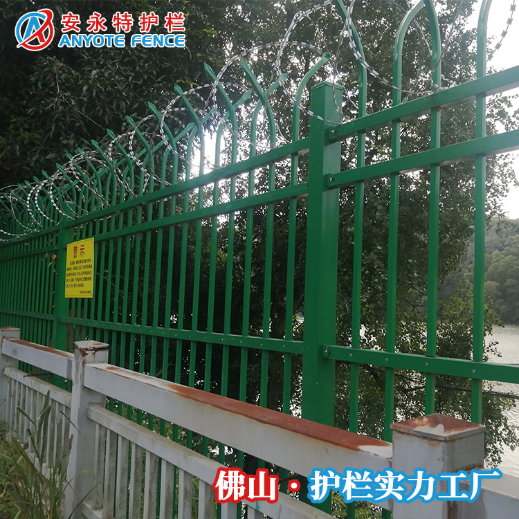 東莞水庫防攀爬欄網(wǎng)安裝 雙彎頭組裝鋅鋼護欄圖片