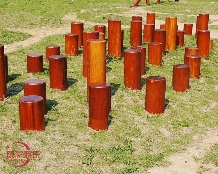 西安公園小區幼兒園木制梅花樁平衡木定制