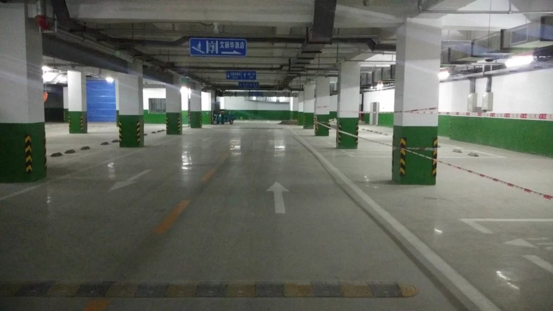 天津西青區地下停車場柱子涂裝設計 地下停車場墻柱體指示引導標識