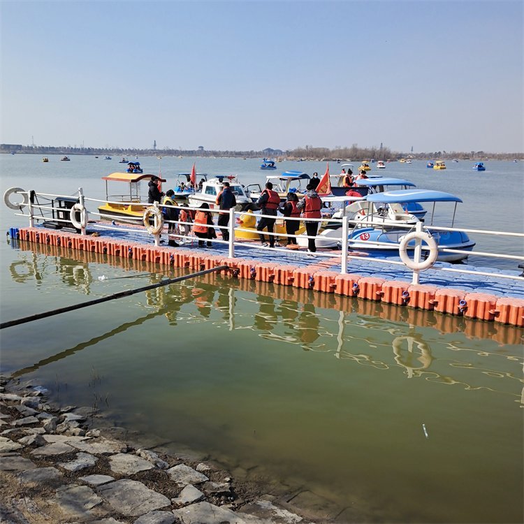 張家口水上樂園平臺浮筒 游艇碼頭浮臺加工 休閑娛樂垂釣浮箱