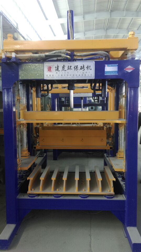 打砖技术哪家强，**建虎制砖机。
