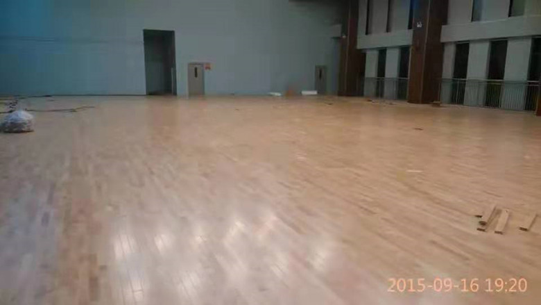 硬木企口羽毛球馆木地板批发价格