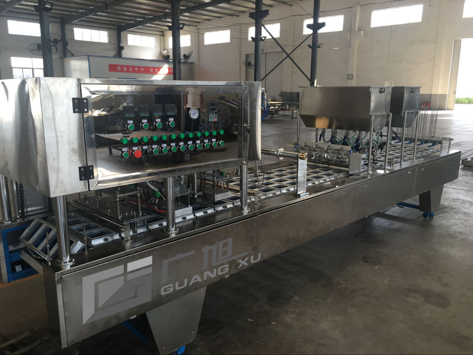 血豆腐塑料盒式全自动灌装机鲜羊血封口机设备特卖产品