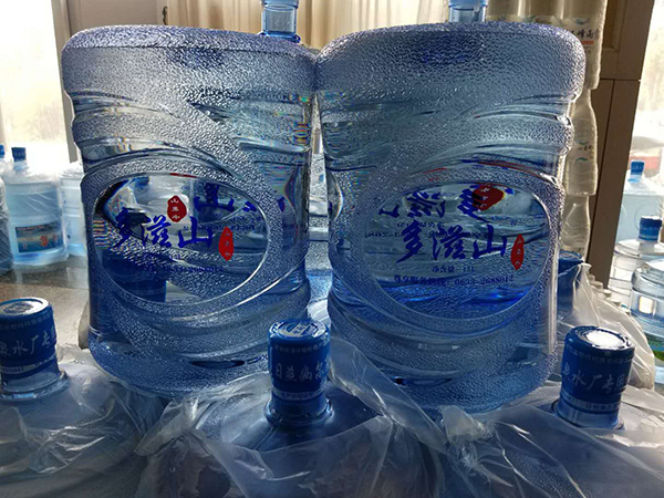 桶装山泉水多少升-桶装山泉水-日照甘雨露水厂