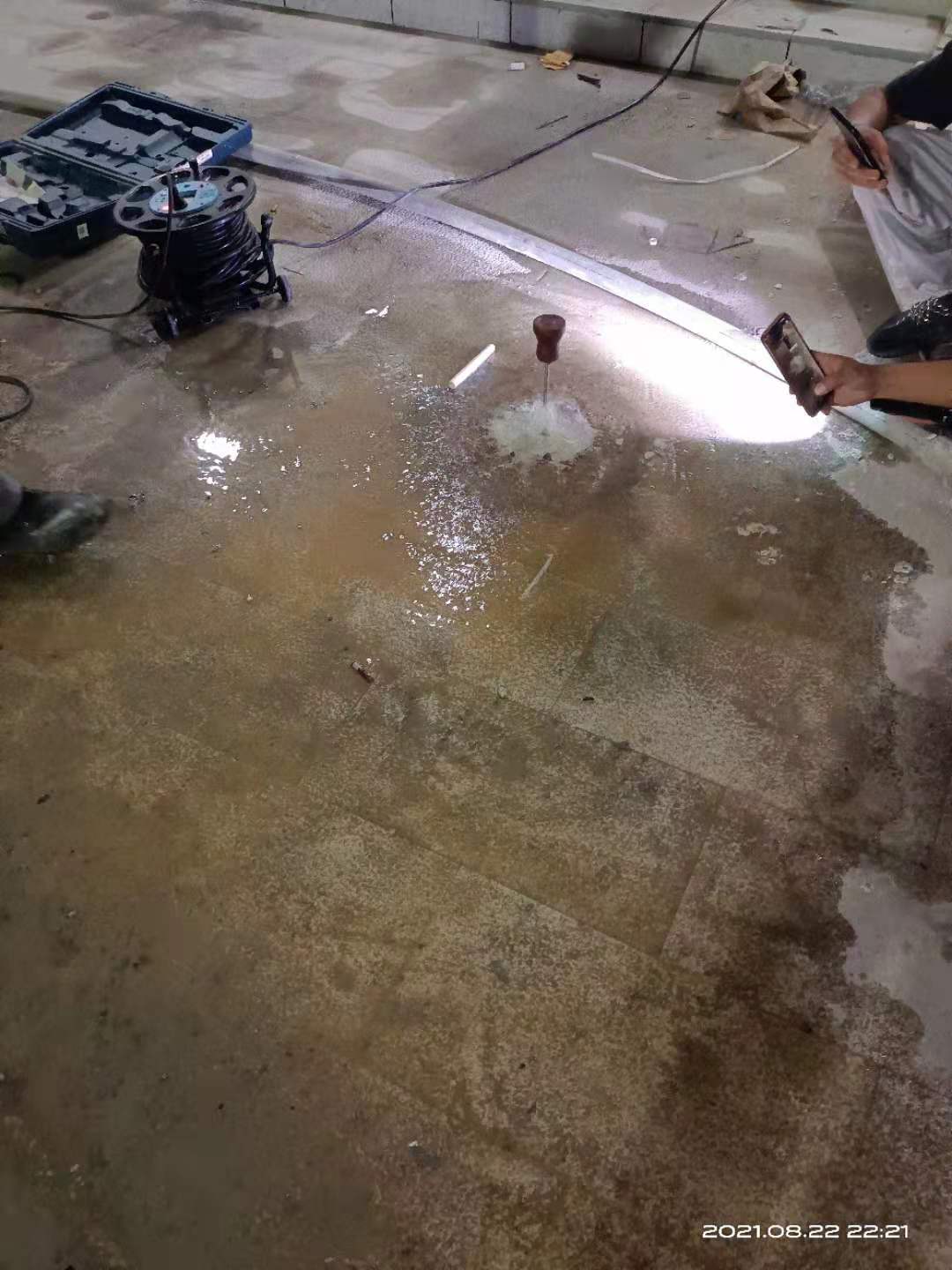 龙冮 埋在地板下水管漏水维修