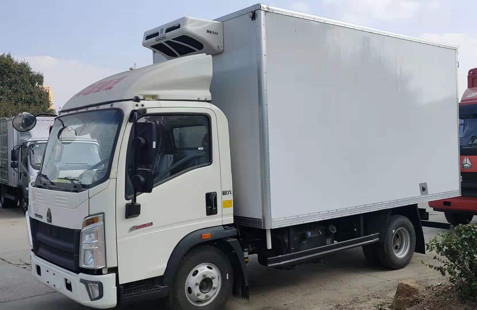 青岛重汽豪沃160马力4.2米冷藏车**促销，**低价格！