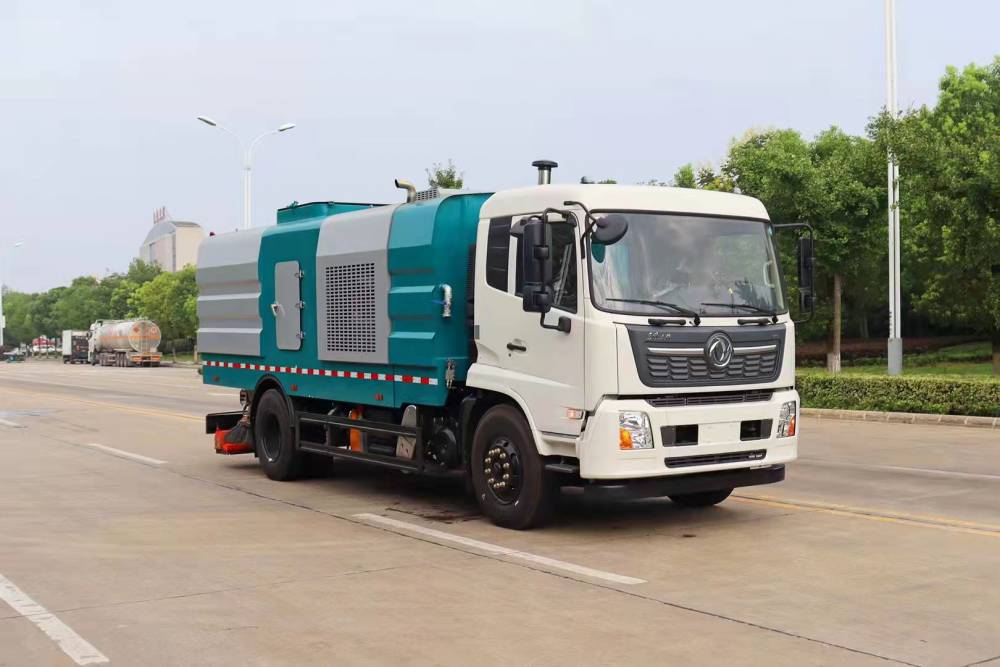 东风天锦后滚扫吸尘车 2方水8方尘 水泥厂煤矿**清扫车
