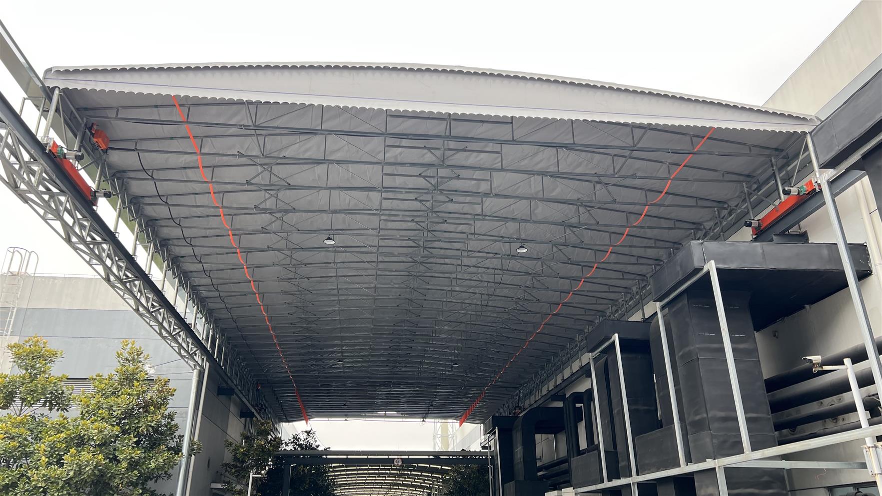 收缩电动雨棚