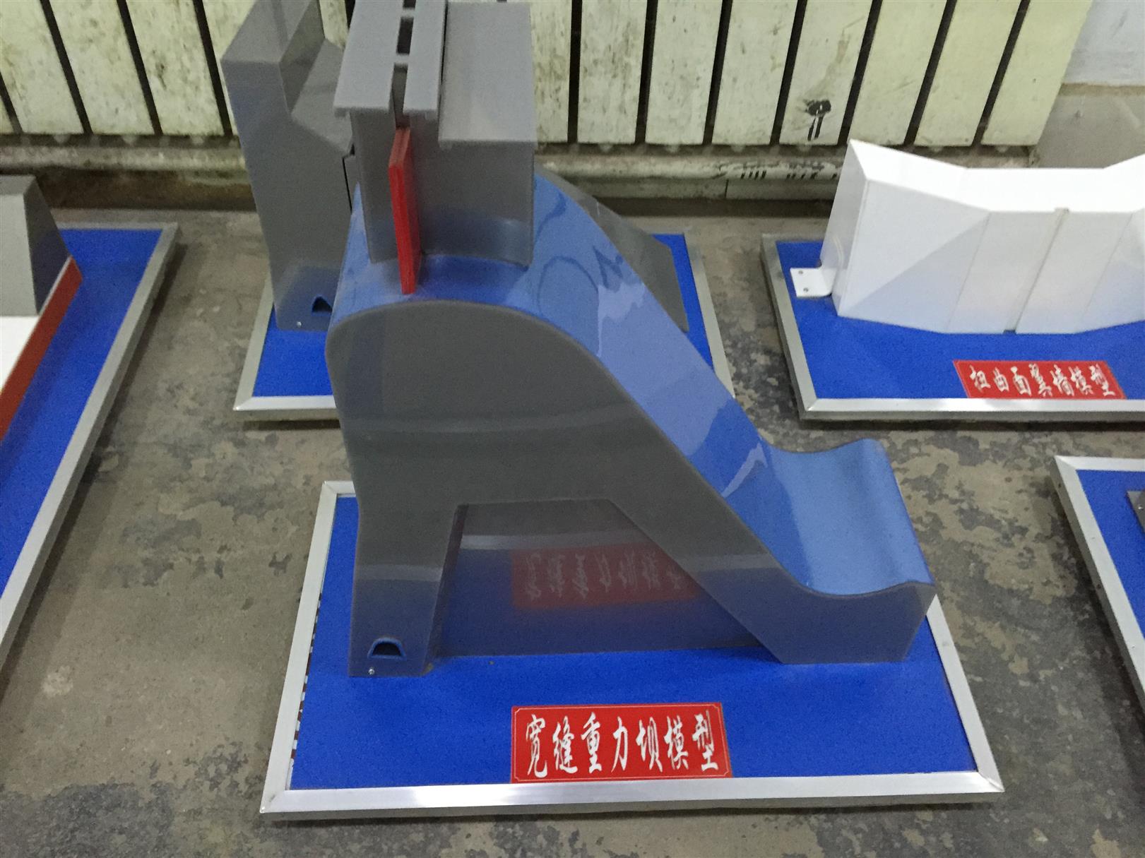带胸墙的溢流孔模型