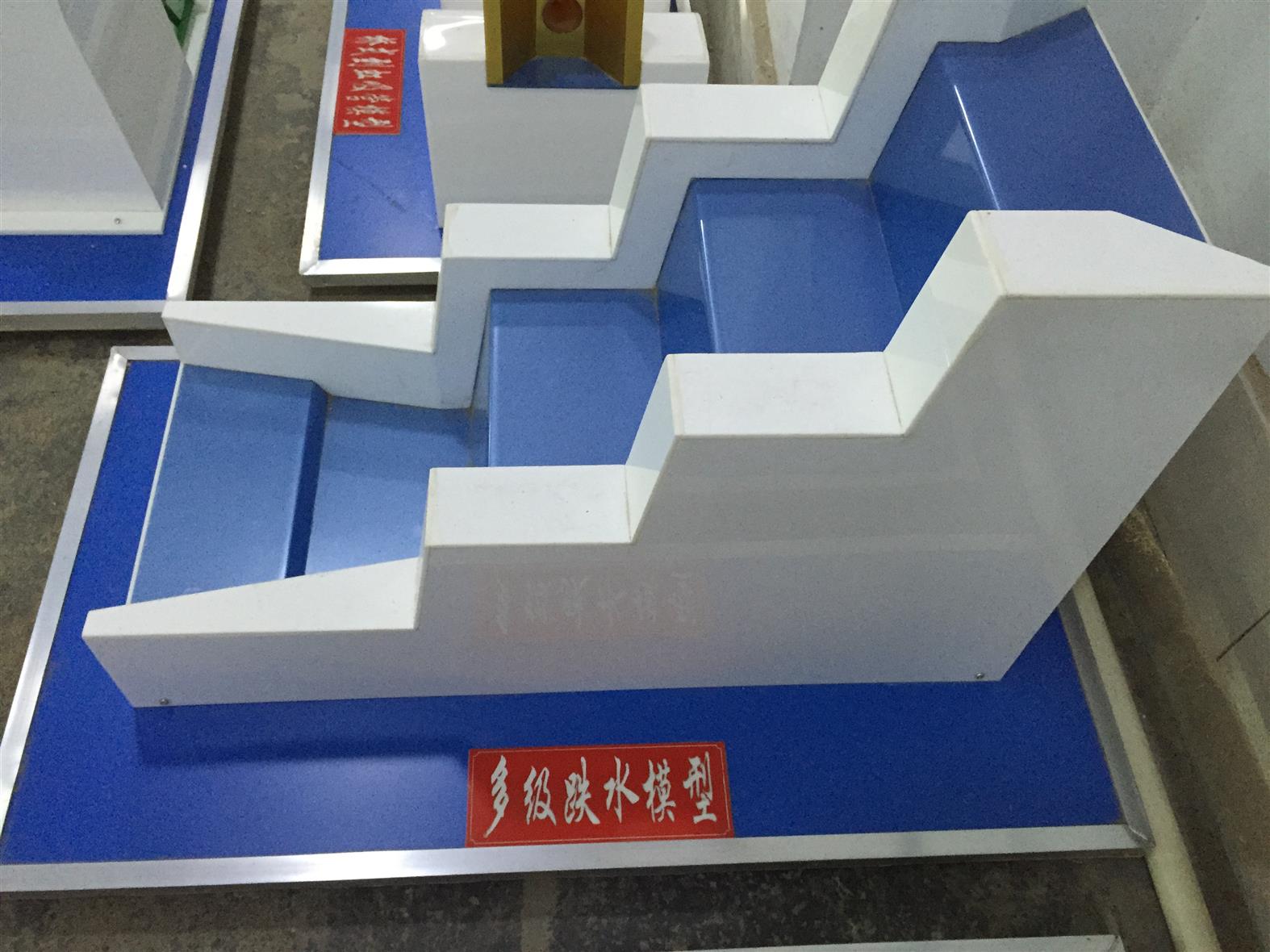 腹拱式渡槽模型