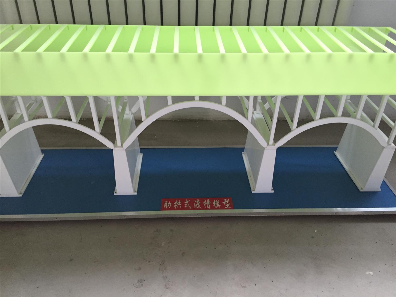 带胸墙的溢流孔模型